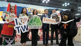紐約時報旅展  喔熊組長現身台灣攤位紐約時報旅展台灣攤位24日舉辦記者會，觀光局超級任務組長「喔熊」和駐紐約辦事處副處長楊光彬（左4）、觀光局駐紐約辦事處主任溫佳思（左3）等人合影。中央社記者尹俊傑紐約攝  109年1月25日