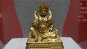鼠年推應景文物 上海博物館邀民眾尋五鼠上海博物館今年新春舉辦鼠年迎春特展，選出5件與鼠有關的展品，分別在一至四樓展廳展出。圖為上博1月14日展出的銅鎏金持鼠黃財神像。（資料照片）中央社記者翟思嘉上海攝 109年1月25日