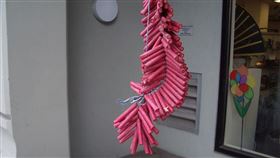 傳說中放鞭炮是為了驅趕年獸。（圖／翻攝自維基百科）

https://zh.wikipedia.org/wiki/%E7%88%86%E7%AB%B9#/media/File:Firecracker_String.jpg