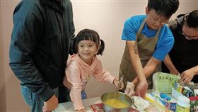 全家學做寵物皂  照護毛小孩共享天倫樂農委會統計推估全台已約230萬隻家犬家貓，毛小孩宛如家人，有些飼主全家攜手上課學做寵物手工皂，除了享受天倫樂，也讓孩子從小學會付出照護寵物。（Joyce提供）中央社記者楊淑閔傳真 109年1月26日