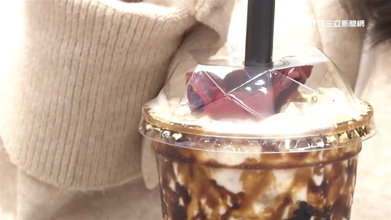 黑糖珍奶走奢華風　金箔佐玫瑰花吸睛