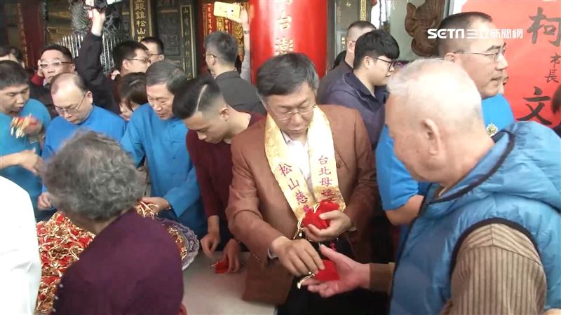 松山慈惠堂熱鬧走春　民眾搶排錢母