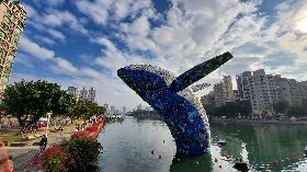 高雄燈會裝置藝術愛之鯨吸睛（2）