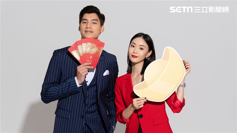 羅宏正麻將桌上發紅包　錢多少看手氣