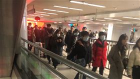 武漢肺炎爆發上海地鐵戴口罩。／記者連雅卉攝影
