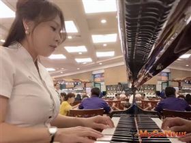 21世紀不動產台東中華加盟店美女房仲黃柏菁，身兼鋼琴師示範優雅斜槓成交術（圖／21世紀不動產）