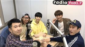 宇宙人和魏嘉瑩在春節特別節目《超級歡樂星》打麻將聊近況（圖／POP Radio提供）