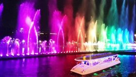 搭愛之船近距離欣賞璀璨水舞。(圖／漢來大飯店提供)