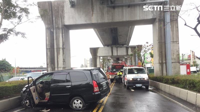 新北大道5車追撞　車體變形駕駛受困