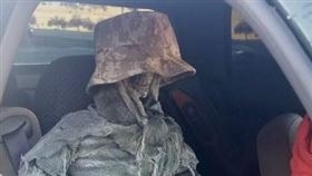 為躲高乘載管制…62歲男載骷顱頭上路　精心設計仍遭識破
圖／翻攝自@Arizona_DPS推特
骷顱頭