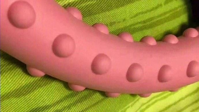 孩子拍顆粒棒狀物　網笑翻：真懂玩