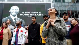 球迷湧入史坦波中心悼念Kobe Bryant。（圖／路透社／達志影像）