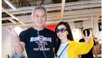 張庭率員工單膝下跪　網諷：大清亡了