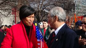 華府市長出席春節遊行與駐美代表寒暄