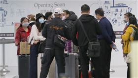 近百名湖北旅遊團成員離台因應武漢肺炎疫情，至少超過3團來自湖北省、近百名旅遊團員26日上午起到晚間，自桃園國際機場搭機離台。部分旅客心繫家鄉，擔心萬一居住的城市也被「封城」，屆時連家都回不去。中央社記者邱俊欽桃園機場攝  109年1月26日