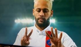 ▲足球球星內馬爾進球後比了24，向布萊恩致敬。（圖／取自推特）