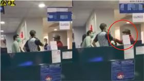 陸客被禁入境嗆「乾脆死在這」　地勤挨罵嘆：機場大瘟疫區
圖翻攝自爆料公社
https://www.bc3ts.com/post/25913
