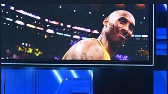 柯比墜機亡　葛萊美淚唱：很難說再見