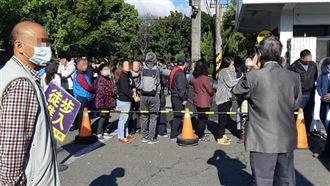 憂武漢肺炎　口罩工廠排隊逾百公尺