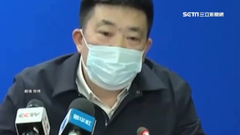 嚴重破功！武漢市長口罩竟「戴反」