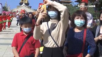 自主防疫！佛光山走春遊客戴口罩自保
