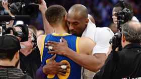 柯瑞哀悼柯比。（圖／翻攝自Stephen Curry臉書）
https://www.facebook.com/StephenCurryOfficial/photos/a.403281643030083/3070578492967038/?type=3&theater