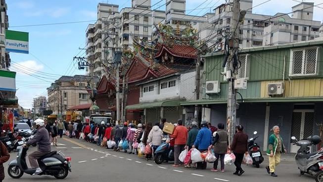 30餘爺奶超整齊排隊　網讚：奇景！