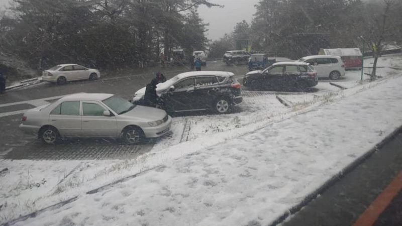 寒流襲合歡山下雪　玉山雪深10公分