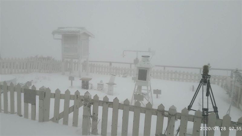 玉山下雪　2年來首波寒流襲急凍8度