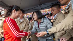 蔡英文總統發放福袋。（圖／總統府提供）