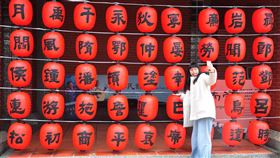 傳藝中心百家姓燈籠牆國立傳統藝術中心宜蘭傳藝園區推出百家姓燈籠牆，400個分別寫上各姓氏的紅色燈籠高掛園區，歡迎遊客入園賞燈，體驗飲水思源深意。中央社記者沈如峰攝 109年1月28日