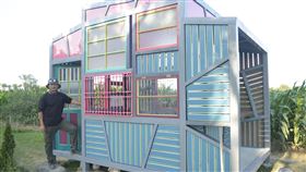 行動藝術工寮改造農村地景（1）藝術家黃文淵（左）的「彩虹工寮」，以回收的建築物舊料製成，他說漆成彩虹的顏色，呼應同婚的訴求。中央社記者蔡智明傳真 109年1月28日