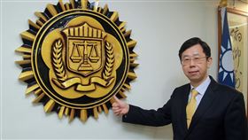 呂文忠加持 調查局臉書粉絲破4萬調查局臉書粉絲專頁追蹤人數暴增，突破4萬人，幕後推手正是擁有「宜蘭經驗」的局長呂文忠（圖），他以接地氣的內容搭配多元行銷，拉近與人民的距離。中央社記者蕭博文攝 109年1月28日