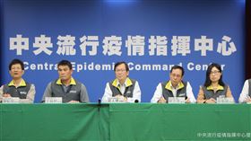 左起：經濟部商業司 陳秘順 副司長、交通部觀光局 王興邦科長
中央流行疫情指揮中心 莊人祥 監測應變官、陸委會 蔡志儒 處長
移民署 吳佩娟 專門委員　（圖／指揮中心提供）
國境