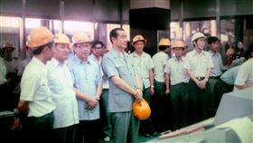 協和燃油機組陸續除役　擬砸1200億元華麗轉身協和發電廠位在基隆市外木山海邊，電廠3根高聳煙囪是著名的地標之一，更曾經是北台灣第一大電廠，在台灣經濟快速飛躍的年代，協和電廠肩負北部穩定供電的重任。圖為時任總統府資政孫運璿（左前4）參訪協和電廠。（台電提供）中央社記者蔡芃敏傳真　109年1月28日