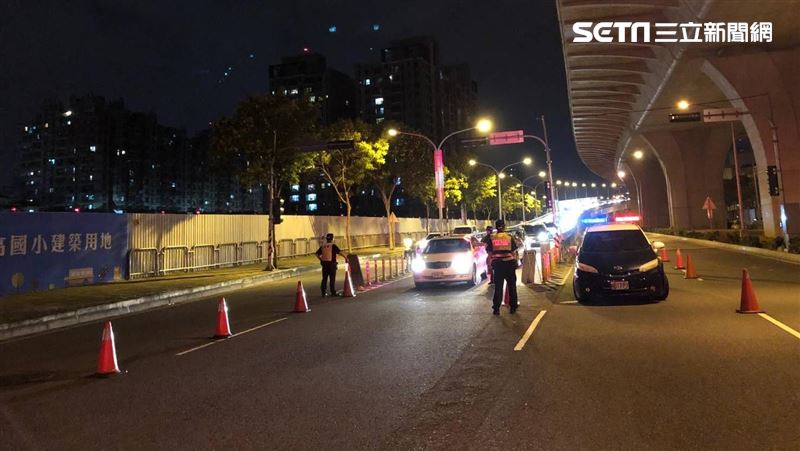 騎士遇攔查狂罐啤酒　酒測超標但不罰