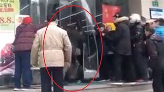 太稀有！上海民眾竟為搶口罩大打出手