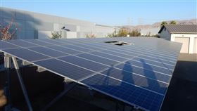 太陽能轉微電網雲端分配太陽能板發電已是成熟技術，透過微電網的儲存系統，把沒有用完的電力留下來再由雲端管理分配。圖為108年10月30日佛利蒙特市消防局太陽能源板。中央社記者周世惠舊金山攝  109年1月28日
