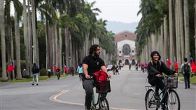 132個系所註冊人數掛零　台大在列教育部27日公布108學年度大專新生註冊率，有100多個碩博班掛零，其中包括台大、清大、交大、成大、政大、台師大等校。圖為台大校園。中央社記者吳家昇攝　108年12月27日