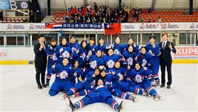 ▲中華女子U18冰球隊在世界盃二級賽事摘得金牌。（圖／中華冰球協會提供）