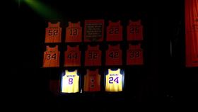 湖人同時退役8號及24號球衣。（圖／翻攝自推特）