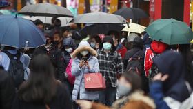 武漢肺炎疫情延燒　民眾出門戴口罩（2）中央氣象局28日表示，寒流南下，各地天氣轉冷，中部以北、東北部溫度攝氏11度，各地有短暫雨；加上武漢肺炎疫情延燒，國內已累計7例境外移入個案，許多民眾出遊都戴起口罩。中央社記者張新偉攝 109年1月28日