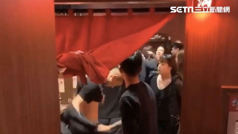 大馬女友吃一蘭遭諷黑胖　男潑麵反擊
