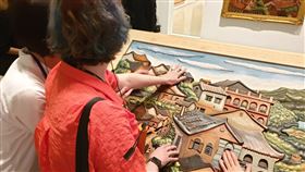 感受陳澄波淡水風景之美  不只能看還能摸國立台灣美術館全人文化近用展將已故畫家陳澄波的「淡水風景」化為全台首見的畫作立體觸摸輔具，除了視障者，也讓所有觀眾透過觸摸開啟藝術感受力。圖為視障者使用畫作輔具。中央社記者陳偉婷攝　109年1月29日