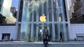 蘋果旺季營收破紀錄  獲利恢復成長蘋果公司28日公布消費旺季財報，在iPhone等產品熱賣刺激下，營收創歷史新高，獲利也恢復成長。圖為紐約市曼哈頓第五大道蘋果直營店外觀。中央社記者尹俊傑紐約攝  109年1月29日