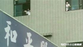 2003年台灣爆發SARS，和平醫院無預警遭封院，上千人被關在裡面。（圖／資料照）