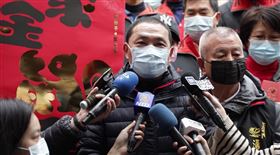 侯友宜湧蓮寺發福帶,北市府提供