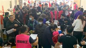 民眾擠爆光復高雄總部進行罷韓連署。（圖／翻攝自WeCare高雄臉書）