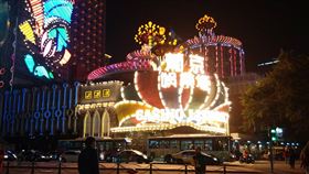 賭場帶動澳門經濟起飛  產業單一化澳門2002年開放賭權後，外資賭場大量進駐澳門，帶動澳門經濟快速起飛，但也有產業過於單一的隱憂。圖為2015年的葡京娛樂場。中央社記者陳家倫澳門攝  108年12月17日