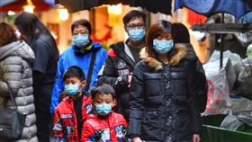 北市民眾禦寒外套口罩上身因應寒流來襲與武漢肺炎防疫，29日在台北市公共場所大多數民眾都穿上厚重外套並戴口罩保護自己。中央社記者王飛華攝  109年1月29日